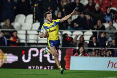Warrington Wolves takımından Matty Ashton, Betfred Süper Lig 5. Raundda St. Helens - Warrington Wolves maçında 50 yarda koşuyor.