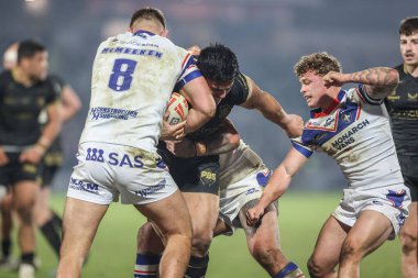 Hull FC 'den Herman Eseese, Wakefield Trinity' den Mike McMeeken ile Wakefield Süper Lig 5. Raund karşılaşmasında Wakefield Trinity ile Hull FC arasındaki DIY Kitchens Stadyumu, Wakefield, İngiltere, 21 Mart 2025
