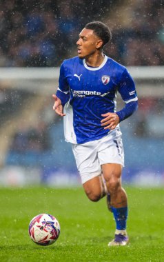 Chesterfield takımından Lewis Gordon, 22 Mart 2025 'te Chesterfield-Harrogate maçında SMH Group Stadiumact Stadyumu' nda karşı karşıya geldi.