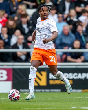 Blackpool 'dan Niall Ennis, 22 Mart 2025' te İngiltere 'nin Sixfields Stadyumu' nda oynanan Northampton Town-Blackpool maçında topla koşuyor.