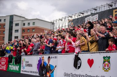 Wrexham taraftarları Jay Rodriguez 'in açılış golünü 22 Mart 2025' te SToK Cae Ras, Wrexham, İngiltere 'de oynanan Wrexham - Stockport County maçında kutladılar.