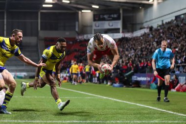 St. Helens takımından Dayon Sambou, 21 Mart 2025 'te St Helens-Warrington Wolves maçında skoru 12-14' e çıkardı.
