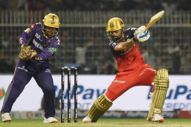 Royal Challengers Bengaluru 'nun Virat Kohli sopasıyla Hindistan Premier Ligi kriket maçında Kolkata Knight Riders ve Royal Challengers Bengaluru arasında 22 Mart 2025 Cumartesi günü Hindistan' ın Kolkata kentindeki Eden Gardens 'ta oynanan karşılaşma.