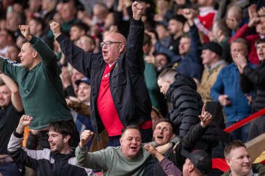 Wrexham taraftarları zaferlerini 22 Mart 2025 'te İngiltere' nin SToK Cae Ras, Wrexham kentinde oynanan Wrexham - Stockport County maçının ardından kutluyorlar.