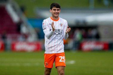 Blackpool 'dan Rob Apter, 22 Mart 2025 tarihinde İngiltere' nin Sixfields Stadyumu 'nda oynanan Northampton Town-Blackpool maçının ardından takımların kazandığı galibiyet sonrasında taraftarları kabul ediyor.