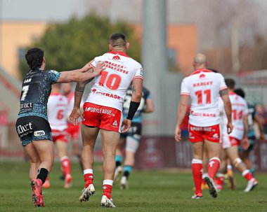 Leigh Leoparları 'ndan Lachlan Lam, Hull KR' dan Jared Warea-Hargreaves 'i, Birleşik Krallık' ın Hull şehrinde 22 Mart 2025 'te oynanan Sewell Group Craven Park' ta oynanan Betfred Süper Lig 5.