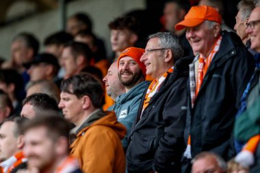 Blackpool taraftarları 22 Mart 2025 'te İngiltere, Northampton' daki Sixfields Stadyumu 'nda oynanan Northampton Town-Blackpool maçı sonrasında takımların zaferini kutluyorlar.