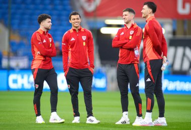 (Soldan sağa) Neco Williams, Brennan Johnson, Chris Mepham ve Galler 'den Kieffer Moore, 22 Mart 2025' te Cardiff City Stadyumu, Cardiff, Birleşik Krallık 'ta oynanan FIFA Dünya Kupası eleme karşılaşması öncesinde sahada inceleme yaptılar.