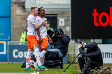 Blackpool 'lu Niall Ennis, 22 Mart 2025 tarihinde İngiltere' nin Northampton şehrindeki Sixfields Stadyumu 'nda oynanan Sky Bet 1 karşılaşmasında takım arkadaşlarıyla 0-2' lik skorla sonuçlanan maçını kutluyor.