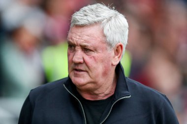 Blackpool 'dan Steve Bruce, 22 Mart 2025' te İngiltere, Northampton 'daki Sixfields Stadyumu' nda oynanan Northampton Town-Blackpool maçından önce maçı izliyor.