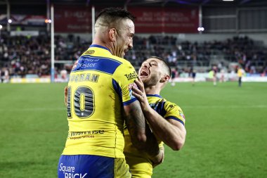 Warrington Wolves 'tan Paul Vaughan ve Warrington Wolves' tan Danny Walker, 21 Mart 2025 'te St Helens vs Warrington Wolves' a karşı oynanan Betfred Süper Lig karşılaşmasında kazandıkları zaferi kutluyorlar.