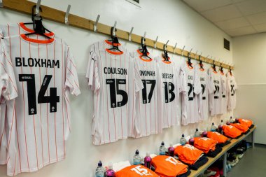 Blackpool 'dan Tom Bloxhan ve Hayden Coulson' ın gömleği, 22 Mart 2025 'te İngiltere' nin Sixfields Stadyumu 'nda oynanan Sky Bet 1 maçı öncesinde soyunma odasında sergilenmektedir.