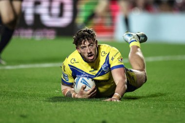 Warrington Wolves takımından Matty Ashton, Betfred Süper Lig 5. Raundda St. Helens - Warrington Wolves maçında 50 yarda koşuyor.