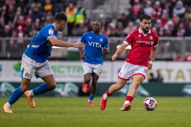 Wrexham 'dan Elliot Lee topu 22 Mart 2025' te İngiltere 'nin SToK Cae Ras, Wrexham kentinde oynanan Wrexham - Stockport County maçında taşıyor.