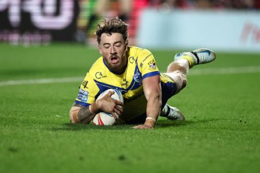 Warrington Wolves takımından Matty Ashton, Betfred Süper Lig 5. Raundda St. Helens - Warrington Wolves maçında 50 yarda koşuyor.