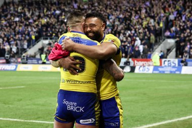 Warrington Wolves 'tan Paul Vaughan ve Warrington Wolves' tan Zane Musgrove, 21 Mart 2025 'te St Helens - Warrington Wolves maçında kazandıkları galibiyeti kutluyorlar.