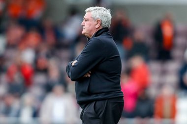 Blackpool 'dan Steve Bruce, 22 Mart 2025' te İngiltere, Northampton 'daki Sixfields Stadyumu' nda oynanan Northampton Town-Blackpool maçında izlemektedir.