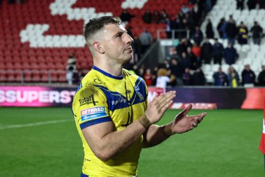 Warrington Wolves takımından George Williams, 21 Mart 2025 'te St Helens-Warrington Wolves maçında kazandığı galibiyeti kutluyor.