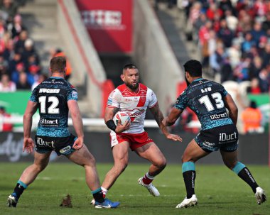 Jared Warea-Hargreaves, Leopar Leopar 'lı Jack Hughes ve Leigh Leopards' lı Isaac Liu 'dan baskı görüyor. Betfred Süper Lig 5. Raundu' nda Hull KR, Leigh Leopards 'a karşı Sewell Group Craven Park, Kingston upon Hull, Birleşik Krallık, 23 Mart 2025