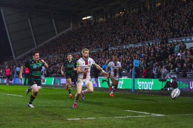 Ollie Hassell-Collins, Gallagher Premiership maçı sırasında Franklin 's Gardens, Northampton' daki Cinch Stadyumu 'nda Northampton Saints-Leicester Tigers maçında Handre Pollard' ı kovaladı.