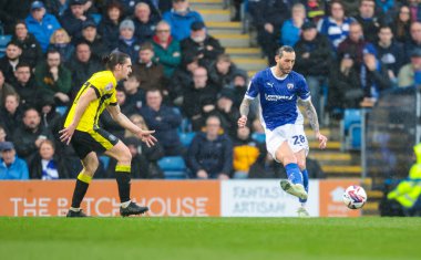 Chesterfield 'dan Oliver Banks, Harrogate Town' dan Ben Fox 'un baskılarına rağmen 22 Mart 2025' te SMH Group Stadiumact Stadyumu 'ndaki Chesterfield-Harrogate Town maçında pas attı.