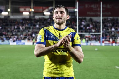 Warrington Wolves takımından Adam Holroyd, 21 Mart 2025 'te St Helens-Warrington Wolves maçında kazandığı galibiyeti kutluyor.