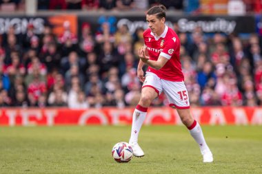 Wrexham 'dan George Dobson topu 22 Mart 2025' te SToK Cae Ras, Wrexham, İngiltere 'de oynanan Wrexham - Stockport County maçında taşıyor.