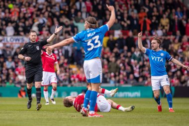Hakem Simon Mather, Wrexham 'a karşı Stockport County, SToK Cae Ras, Wrexham, Birleşik Krallık' ta 22 Mart 2025 'te oynanan Sky Bet 1 karşılaşmasında serbest vuruş yaptı.