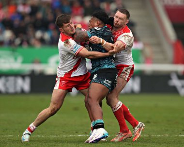 Hull KR 'dan Tom Davies ve Hull KR' dan James Batchelor, Leigh Leopards takımından Fanitesi Niu ile oynadıkları Betfred 5. Lig karşılaşmasında Hull KR, Sewell Group Craven Park 'ta Leigh Leopards' a karşı.