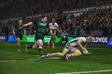 Ollie Hassell-Collins, Gallagher Premiership maçı sırasında Franklin 's Gardens, Northampton' daki Cinch Stadyumu 'nda Northampton Saints-Leicester Tigers maçında Handre Pollard' ı kovaladı.