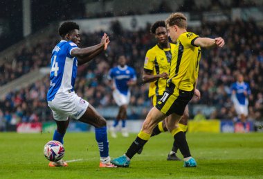 Chesterfield 'den Janoi Donacien, Harrogate Town' dan James Daly ile 22 Mart 2025 'te SMH Group Stadiumact Stadyumu' nda oynanan 2.