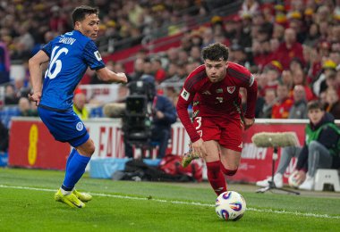 Galler 'den Neco Williams, Kazakistanlı Yerkin Tapalov ile 22 Mart 2025' te Cardiff City Stadyumu 'nda oynanan FIFA Dünya Kupası elemeleri J Grubu karşılaşmasında Galler - Kazakistan maçında karşılaşacak.