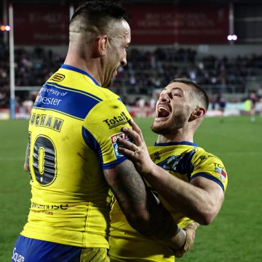 Warrington Wolves 'tan Paul Vaughan ve Warrington Wolves' tan Danny Walker, 21 Mart 2025 'te St Helens vs Warrington Wolves' a karşı oynanan Betfred Süper Lig karşılaşmasında kazandıkları zaferi kutluyorlar.
