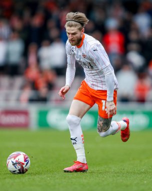 Blackpool takımından Hayden Coulson, 22 Mart 2025 'te İngiltere' nin Sixfields Stadyumu 'nda oynanan Northampton Town-Blackpool maçında topla koşuyor.