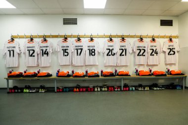 Blackpool FC 'nin gömlekleri 22 Mart 2025' te İngiltere 'nin Sixfields Stadyumu' ndaki Northampton Town-Blackpool maçından önce soyunma odasında sergilenmektedir.