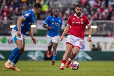 Wrexham 'dan Elliot Lee topu 22 Mart 2025' te İngiltere 'nin SToK Cae Ras, Wrexham kentinde oynanan Wrexham - Stockport County maçında taşıyor.