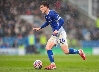 Chesterfield 'dan Jensen Metcalf, 22 Mart 2025' te İngiltere 'nin Chesterfield kentinde oynanan SMH Group Stadyumu' nda oynanan Harrogate Town maçında topla birlikte ilerliyor.