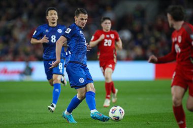 İslam Chesnokov Kazakistan Dünya Kupası eleme maçında pas veriyor. J Grubu Cardiff City Stadyumu 'nda Galler - Kazakistan maçı, 22 Mart 2025