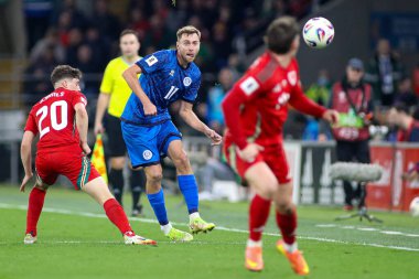 Kazakistan 'dan Yan Vorogovskiy, FIFA Dünya Kupası eleme maçında pas veriyor. J Grubu, Cardiff City Stadyumu' nda Galler - Kazakistan maçı, 22 Mart 2025