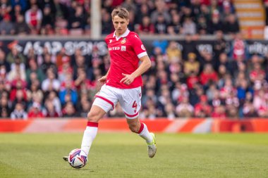 Wrexham 'dan Max Cleworth topu 22 Mart 2025' te SToK Cae Ras, Wrexham, İngiltere 'de oynanan Wrexham - Stockport County maçında taşıyor.