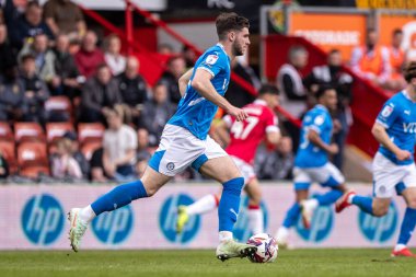 Stockport County 'den Ethan Pye, 22 Mart 2025' te İngiltere 'nin SToK Cae Ras, Wrexham kentinde oynanan Sky Bet 1 karşılaşmasında topu taşıyor.