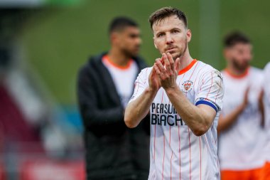 Blackpool 'dan Lee Evans, 22 Mart 2025' te İngiltere 'nin Sixfields Stadyumu' nda oynanan Northampton Town-Blackpool maçının ardından takımların kazandığı galibiyet sonrasında taraftarları kabul ediyor.