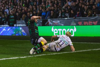 Ollie Hassell-Collins, Gallagher Premiership maçı sırasında Franklin 's Gardens, Northampton' daki Cinch Stadyumu 'nda Northampton Saints-Leicester Tigers maçında Handre Pollard' ı kovaladı.