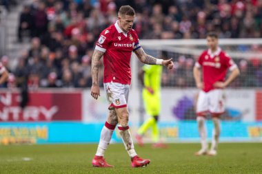 Wrexham 'dan James McClean, 22 Mart 2025' te İngiltere 'de oynanan SToK Cae Ras, Wrexham - Stockport County maçında baş parmağını kaldırdı.