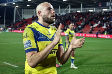 Warrington Wolves takımından James Harrison, 21 Mart 2025 'te St Helens-Warrington Wolves maçında galibiyeti kutluyor.
