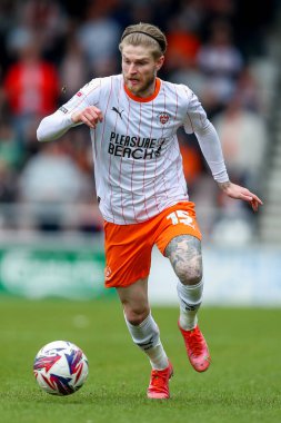 Blackpool takımından Hayden Coulson, 22 Mart 2025 'te İngiltere' nin Sixfields Stadyumu 'nda oynanan Northampton Town-Blackpool maçında topla koşuyor.
