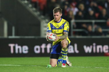 Warrington Wolves 'tan Marc Sneyd, 21 Mart 2025' te St Helens-Warrington Wolves maçında dönüşüm vuruşuna hazırlanıyor.