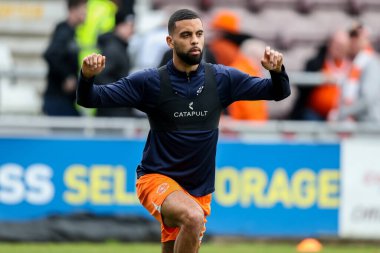 Blackpool 'dan CJ Hamilton, 22 Mart 2025' te İngiltere 'nin Sixfields Stadyumu' nda oynanan Northampton Town-Blackpool maçından önce ısınıyor.