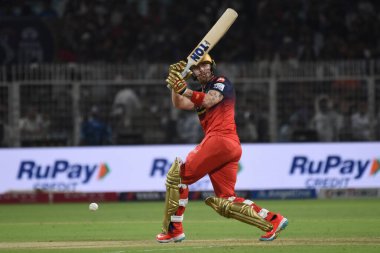Royal Challengers 'dan Phil Salt Bengaluru' nun Hindistan Premier Ligi kriket maçında Kolkata Knight Riders ve Royal Challengers Bengaluru arasında 22 Mart 2025 Cumartesi günü Hindistan 'ın Kolkata kentindeki Eden Gardens' da oynanan maçtaki sopaları..
