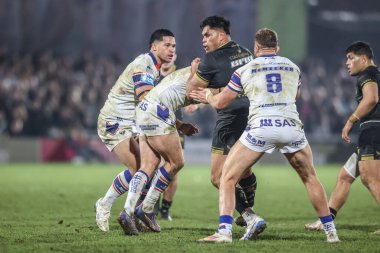 Hull FC 'den Herman Eseese, Wakefield Trinity' den Jay Pitts tarafından oynanan Betfred Süper Lig 5. Raundunda Wakefield Trinity vs Hull FC 'ye karşı DIY Kitchens Stadyumu, Wakefield, İngiltere, 21 Mart 2025
